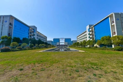 襄陽汽車職業技術學院 培育汽車行業精英的搖籃