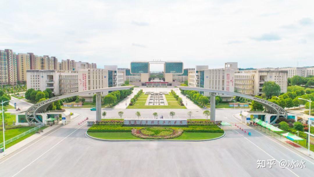 襄陽汽車職業(yè)技術(shù)學(xué)院 培養(yǎng)汽車行業(yè)專業(yè)人才的搖籃