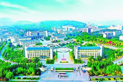 與學生同行，共繪未來——襄陽汽車職業技術學院的成長之路